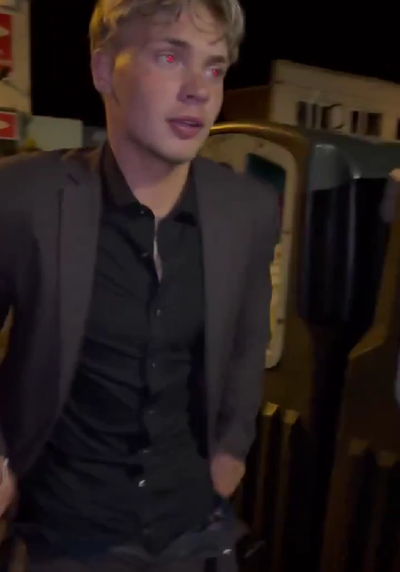 Chaval borracho muestra el pene en su graduacion